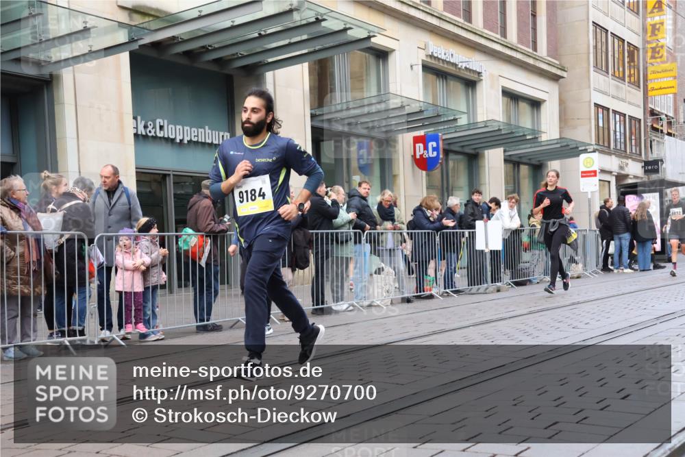 05.10.2025 - 20. swb-Marathon Bremen Strokosch-Dieckow http://msf.ph/oto/9270700 05.10.2025 11:08:38 Ziel 9184, 9274, 9466, 9632, 9721, 9774, 9798, 9853, 9912, 10031, 10051, 10087, 10248, 10315, 10458, 10714, 10840, 10939, 11126, 11142, 11379, 9184, 9274, 9466, 9632, 9721, 9774, 9798, 9853, 9912, 10031, 10051, 10087, 10248, 10315, 10458, 10714, 10840, 10939, 11126, 11142, 11379 meine-sportfotos.de