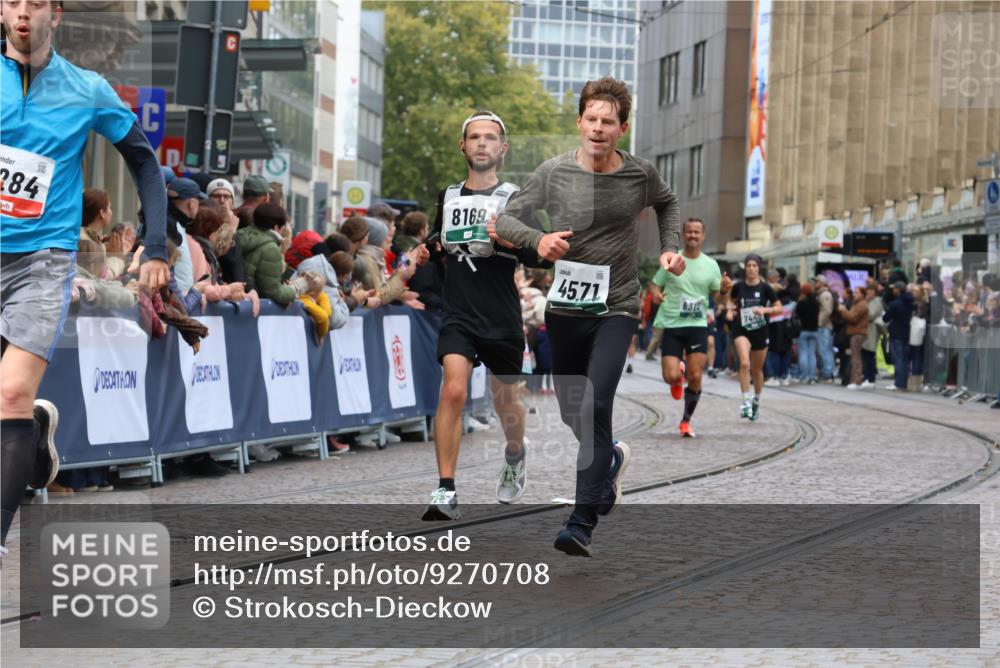 05.10.2025 - 20. swb-Marathon Bremen Strokosch-Dieckow http://msf.ph/oto/9270708 05.10.2025 13:01:40 Ziel 1042, 2284, 4571, 6302, 7440, 8169 meine-sportfotos.de
