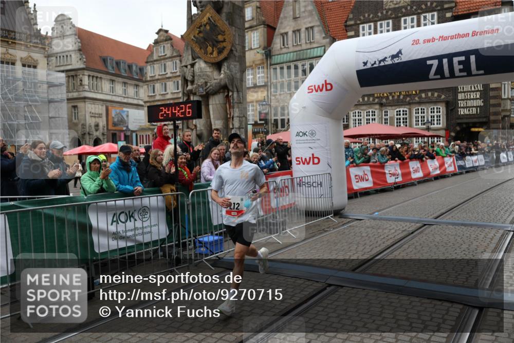 05.10.2025 - 20. swb-Marathon Bremen Yannick Fuchs http://msf.ph/oto/9270715 05.10.2025 12:15:16 Ziel 212 meine-sportfotos.de