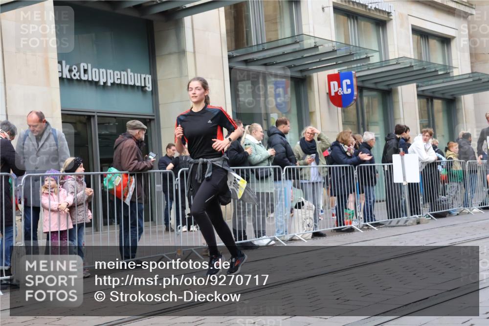 05.10.2025 - 20. swb-Marathon Bremen Strokosch-Dieckow http://msf.ph/oto/9270717 05.10.2025 11:08:40 Ziel 9184, 9466, 9632, 9721, 9774, 9798, 9815, 9853, 9912, 10031, 10051, 10087, 10248, 10315, 10458, 10714, 10784, 10840, 11126, 11142, 11379, 11437, 9184, 9466, 9632, 9721, 9774, 9798, 9815, 9853, 9912, 10031, 10051, 10087, 10248, 10315, 10458, 10714, 10784, 10840, 11126, 11142, 11379, 11437 meine-sportfotos.de