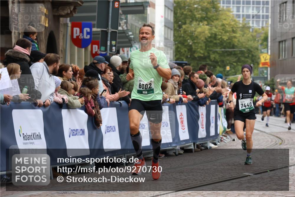 05.10.2025 - 20. swb-Marathon Bremen Strokosch-Dieckow http://msf.ph/oto/9270730 05.10.2025 13:01:44 Ziel 1992, 3218, 6302, 7440, 8169 meine-sportfotos.de