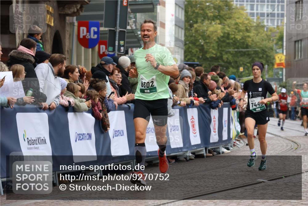 05.10.2025 - 20. swb-Marathon Bremen Strokosch-Dieckow http://msf.ph/oto/9270752 05.10.2025 13:01:44 Ziel 1992, 3218, 6302, 7440, 8169 meine-sportfotos.de