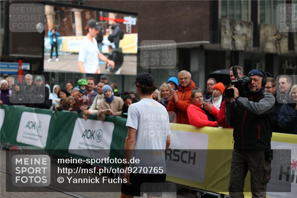 05.10.2025 - 20. swb-Marathon Bremen Yannick Fuchs http://msf.ph/oto/9270765 05.10.2025 12:15:20 Ziel 212 meine-sportfotos.de