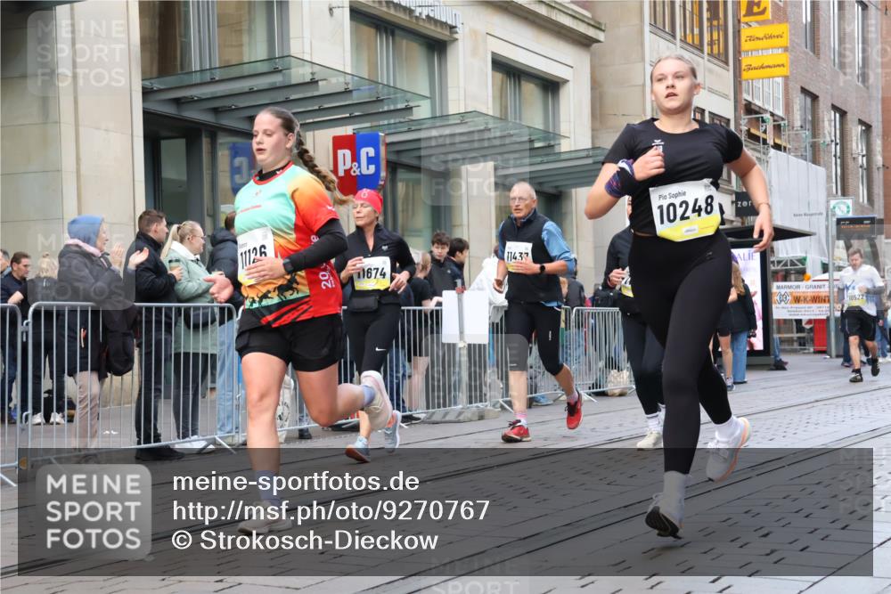 05.10.2025 - 20. swb-Marathon Bremen Strokosch-Dieckow http://msf.ph/oto/9270767 05.10.2025 11:08:45 Ziel 9184, 9466, 9632, 9721, 9774, 9798, 9815, 9912, 10031, 10087, 10248, 10315, 10458, 10522, 10714, 10784, 10840, 11056, 11126, 11142, 11379, 11437, 11530, 11674, 9184, 9466, 9632, 9721, 9774, 9798, 9815, 9912, 10031, 10087, 10248, 10315, 10458, 10522, 10714, 10784, 10840, 11056, 11126, 11142, 11379, 11437, 11530, 11674 meine-sportfotos.de
