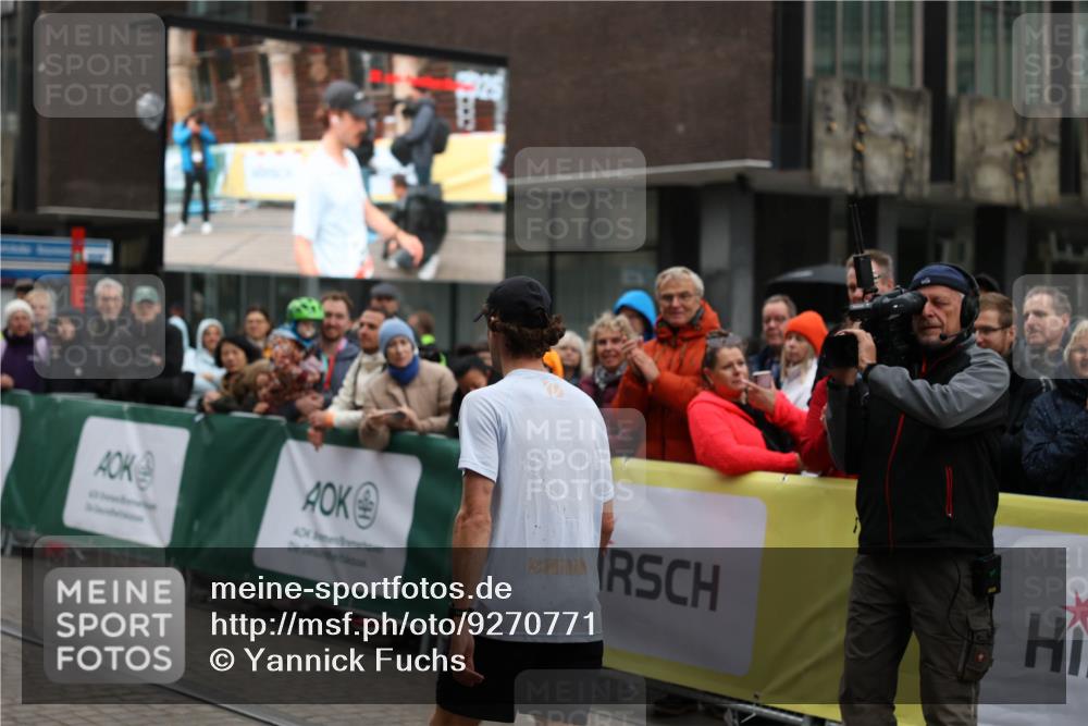 05.10.2025 - 20. swb-Marathon Bremen Yannick Fuchs http://msf.ph/oto/9270771 05.10.2025 12:15:21 Ziel 212 meine-sportfotos.de
