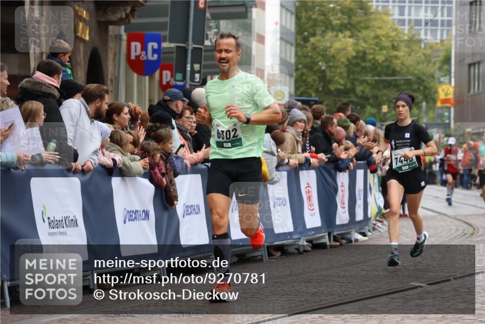 05.10.2025 - 20. swb-Marathon Bremen Strokosch-Dieckow http://msf.ph/oto/9270781 05.10.2025 13:01:44 Ziel 1992, 3218, 6302, 7440, 8169 meine-sportfotos.de