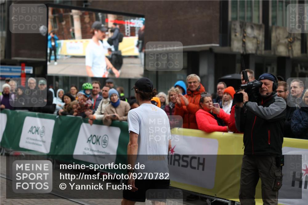 05.10.2025 - 20. swb-Marathon Bremen Yannick Fuchs http://msf.ph/oto/9270782 05.10.2025 12:15:21 Ziel 212 meine-sportfotos.de