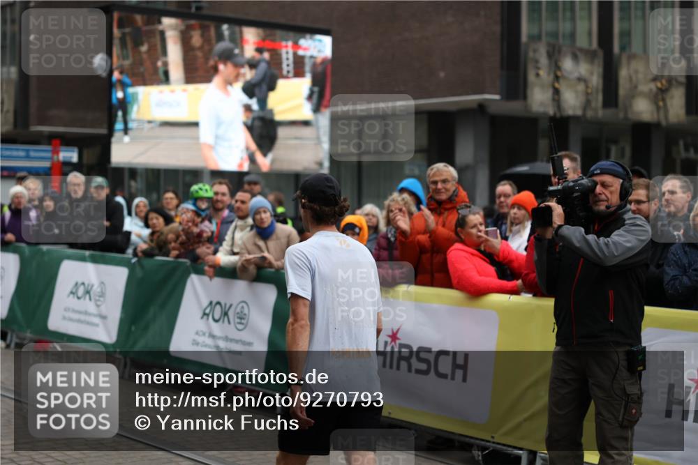 05.10.2025 - 20. swb-Marathon Bremen Yannick Fuchs http://msf.ph/oto/9270793 05.10.2025 12:15:21 Ziel 212 meine-sportfotos.de