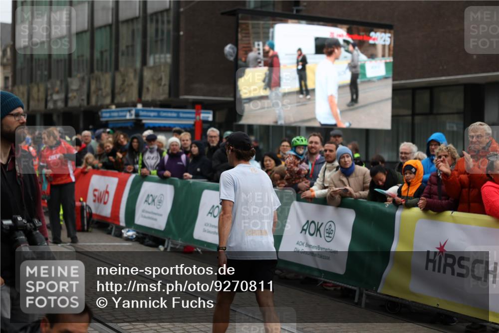 05.10.2025 - 20. swb-Marathon Bremen Yannick Fuchs http://msf.ph/oto/9270811 05.10.2025 12:15:22 Ziel  meine-sportfotos.de