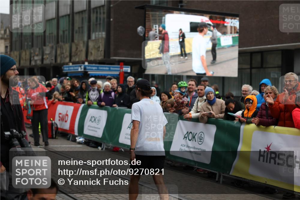 05.10.2025 - 20. swb-Marathon Bremen Yannick Fuchs http://msf.ph/oto/9270821 05.10.2025 12:15:22 Ziel  meine-sportfotos.de