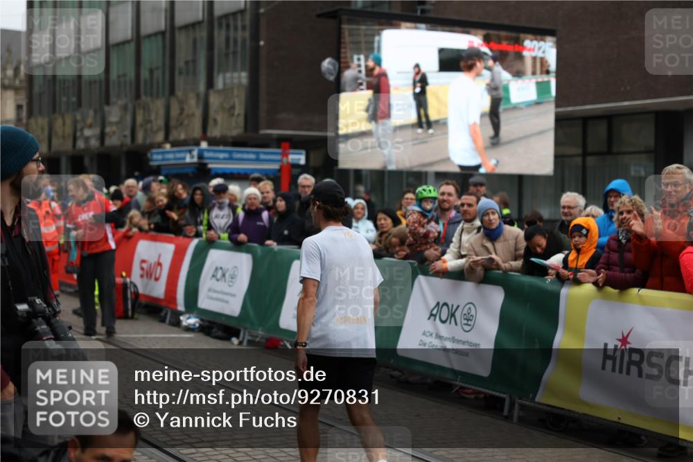 05.10.2025 - 20. swb-Marathon Bremen Yannick Fuchs http://msf.ph/oto/9270831 05.10.2025 12:15:22 Ziel  meine-sportfotos.de
