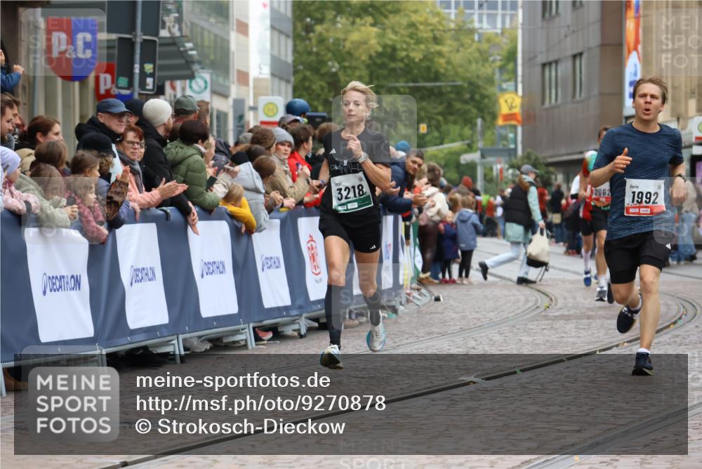 05.10.2025 - 20. swb-Marathon Bremen Strokosch-Dieckow http://msf.ph/oto/9270878 05.10.2025 13:01:49 Ziel 1992, 2062, 3218, 7440 meine-sportfotos.de
