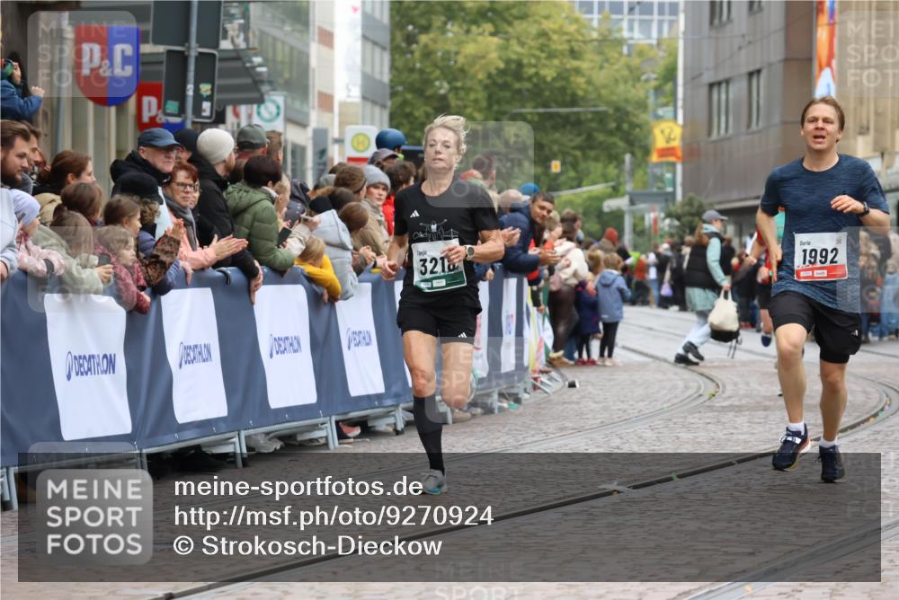 05.10.2025 - 20. swb-Marathon Bremen Strokosch-Dieckow http://msf.ph/oto/9270924 05.10.2025 13:01:49 Ziel 1992, 2062, 3218, 7440 meine-sportfotos.de