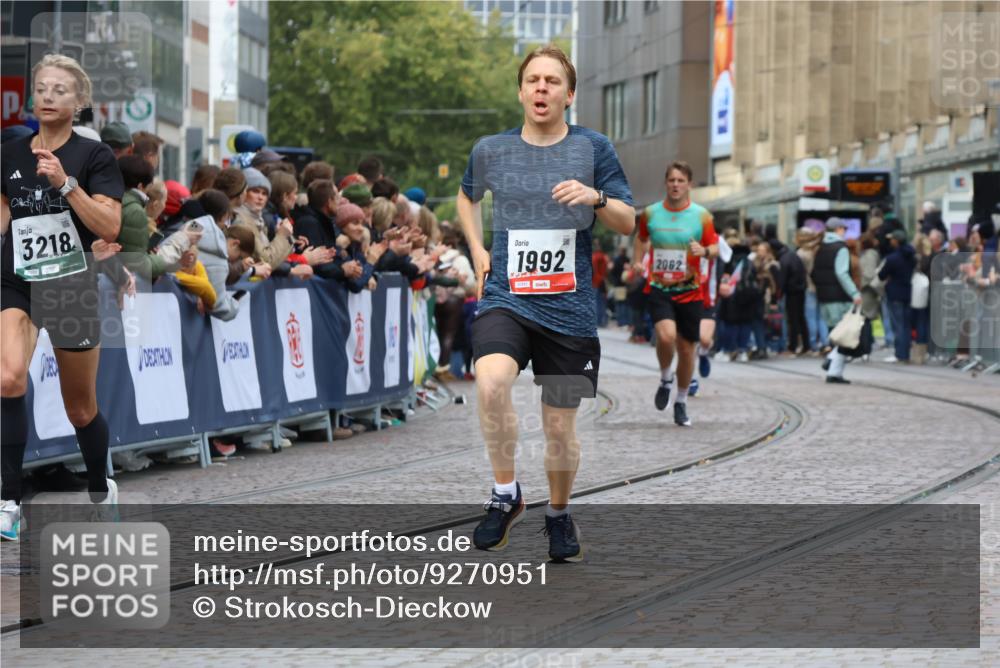 05.10.2025 - 20. swb-Marathon Bremen Strokosch-Dieckow http://msf.ph/oto/9270951 05.10.2025 13:01:50 Ziel 1992, 2062, 3218 meine-sportfotos.de