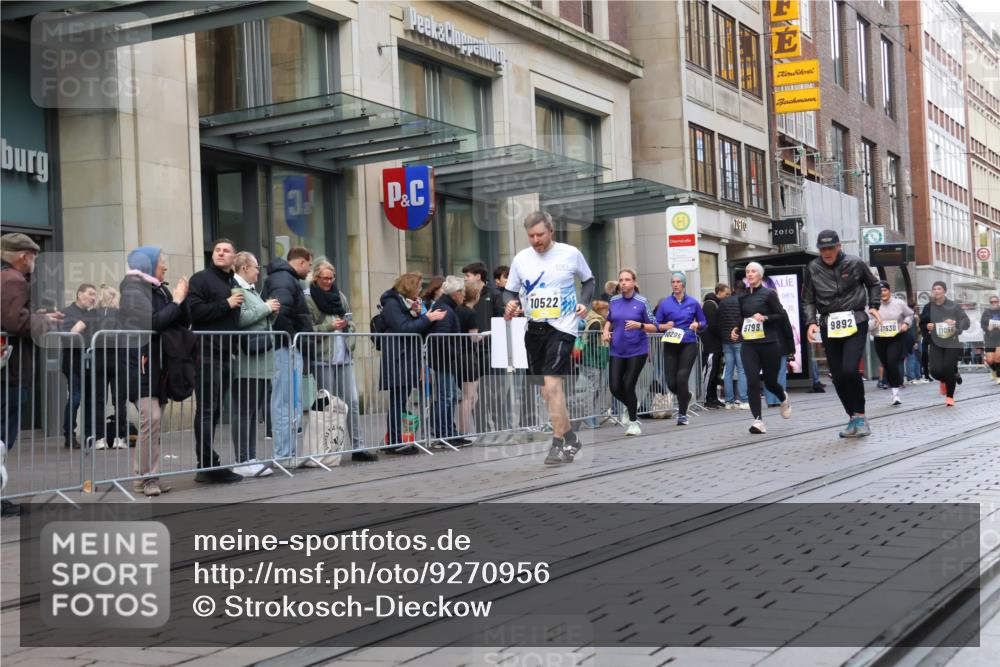 05.10.2025 - 20. swb-Marathon Bremen Strokosch-Dieckow http://msf.ph/oto/9270956 05.10.2025 11:08:50 Ziel 9466, 9632, 9774, 9798, 9815, 9848, 9892, 10031, 10087, 10295, 10315, 10458, 10522, 10784, 11056, 11126, 11142, 11379, 11437, 11530, 11674, 9466, 9632, 9774, 9798, 9815, 9848, 9892, 10031, 10087, 10295, 10315, 10458, 10522, 10784, 11056, 11126, 11142, 11379, 11437, 11530, 11674 meine-sportfotos.de