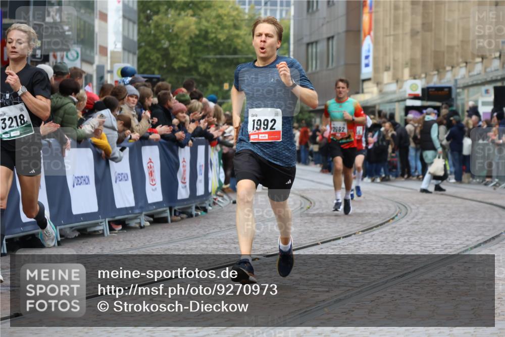 05.10.2025 - 20. swb-Marathon Bremen Strokosch-Dieckow http://msf.ph/oto/9270973 05.10.2025 13:01:50 Ziel 1992, 2062, 3218 meine-sportfotos.de