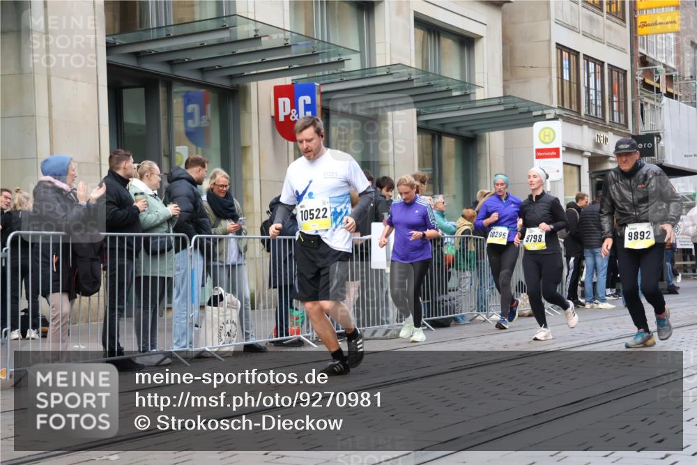 05.10.2025 - 20. swb-Marathon Bremen Strokosch-Dieckow http://msf.ph/oto/9270981 05.10.2025 11:08:50 Ziel 9466, 9632, 9774, 9798, 9815, 9848, 9892, 10031, 10087, 10295, 10315, 10458, 10522, 10784, 11056, 11126, 11142, 11379, 11437, 11530, 11674, 9466, 9632, 9774, 9798, 9815, 9848, 9892, 10031, 10087, 10295, 10315, 10458, 10522, 10784, 11056, 11126, 11142, 11379, 11437, 11530, 11674 meine-sportfotos.de