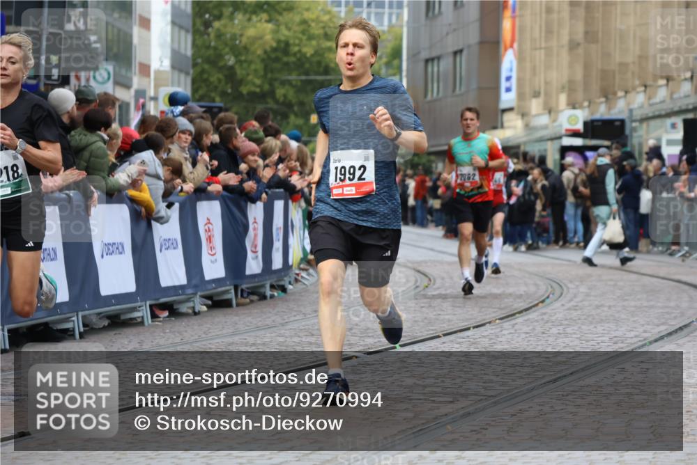 05.10.2025 - 20. swb-Marathon Bremen Strokosch-Dieckow http://msf.ph/oto/9270994 05.10.2025 13:01:50 Ziel 1992, 2062, 3218 meine-sportfotos.de