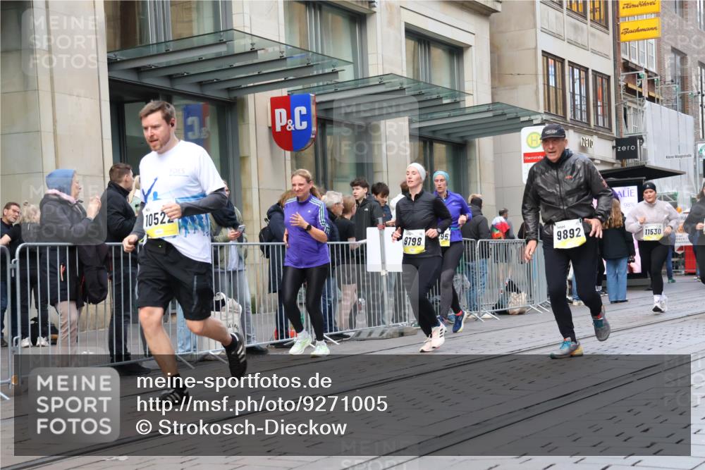 05.10.2025 - 20. swb-Marathon Bremen Strokosch-Dieckow http://msf.ph/oto/9271005 05.10.2025 11:08:51 Ziel 9632, 9798, 9815, 9848, 9892, 10087, 10295, 10315, 10458, 10522, 10784, 11056, 11126, 11142, 11379, 11437, 11530, 11674, 9632, 9798, 9815, 9848, 9892, 10087, 10295, 10315, 10458, 10522, 10784, 11056, 11126, 11142, 11379, 11437, 11530, 11674 meine-sportfotos.de