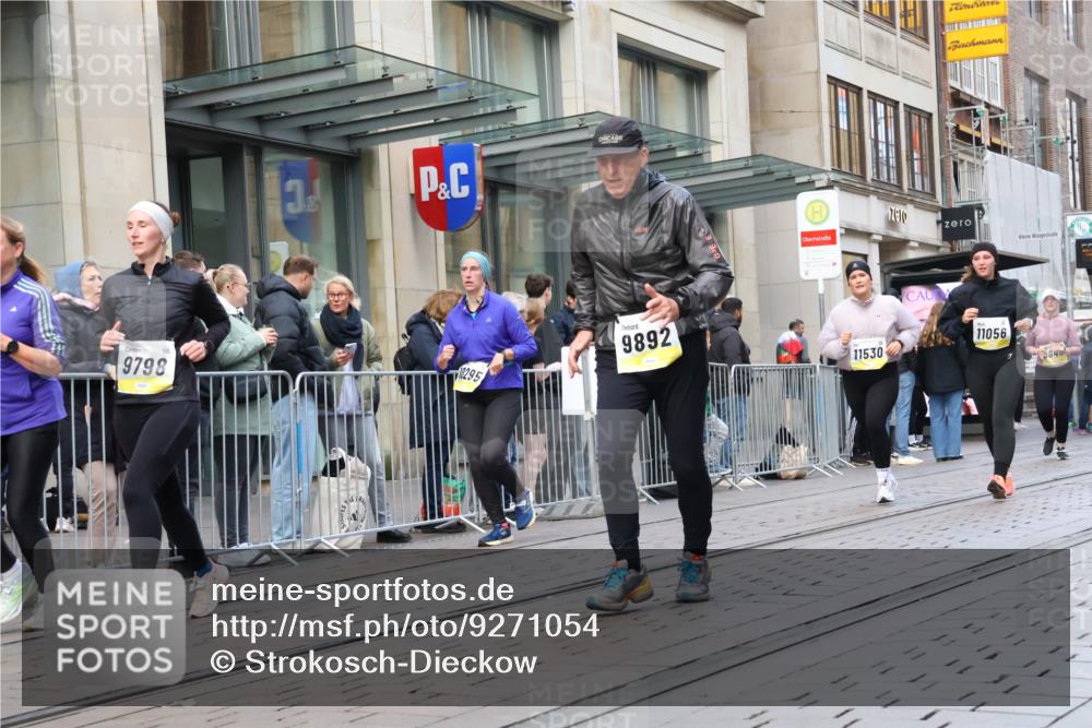 05.10.2025 - 20. swb-Marathon Bremen Strokosch-Dieckow http://msf.ph/oto/9271054 05.10.2025 11:08:52 Ziel 9632, 9798, 9815, 9848, 9892, 10295, 10315, 10458, 10522, 10784, 11056, 11218, 11379, 11437, 11530, 11674, 9632, 9798, 9815, 9848, 9892, 10295, 10315, 10458, 10522, 10784, 11056, 11218, 11379, 11437, 11530, 11674 meine-sportfotos.de