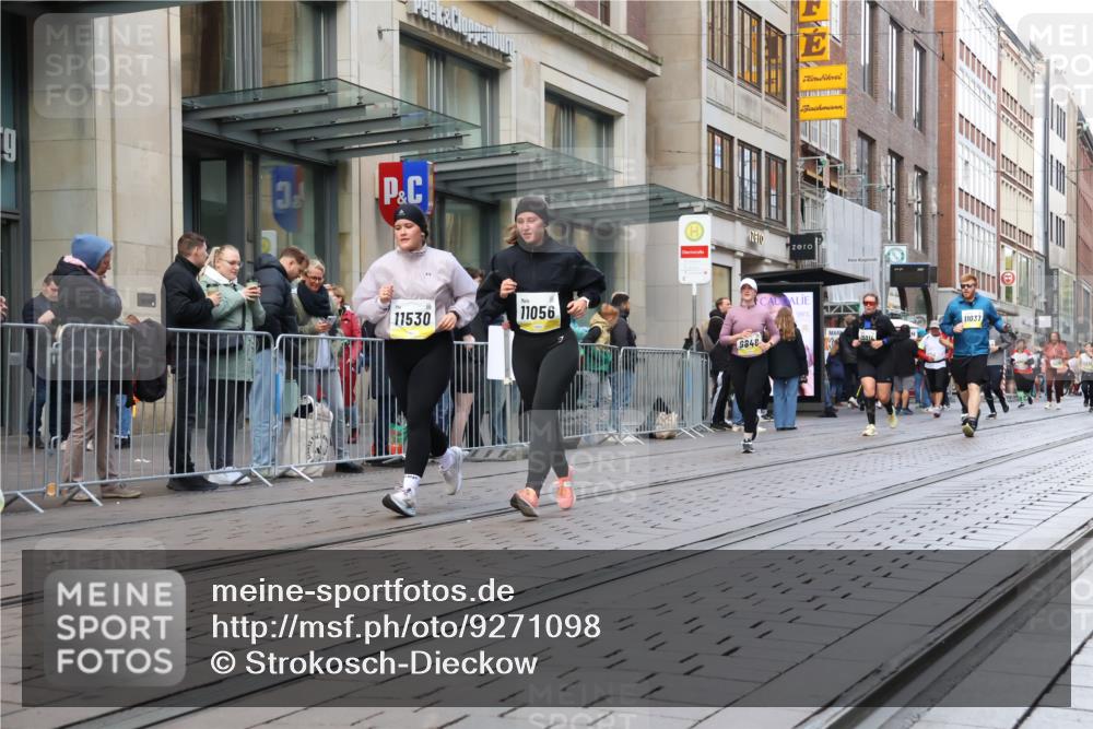 05.10.2025 - 20. swb-Marathon Bremen Strokosch-Dieckow http://msf.ph/oto/9271098 05.10.2025 11:08:54 Ziel 9493, 9632, 9649, 9798, 9815, 9848, 9892, 9945, 10214, 10295, 10315, 10458, 10522, 10784, 11037, 11056, 11218, 11379, 11437, 11530, 11674, 9493, 9632, 9649, 9798, 9815, 9848, 9892, 9945, 10214, 10295, 10315, 10458, 10522, 10784, 11037, 11056, 11218, 11379, 11437, 11530, 11674 meine-sportfotos.de