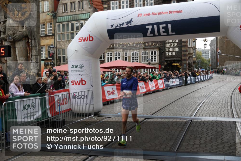 05.10.2025 - 20. swb-Marathon Bremen Yannick Fuchs http://msf.ph/oto/9271111 05.10.2025 12:15:45 Ziel 12 meine-sportfotos.de