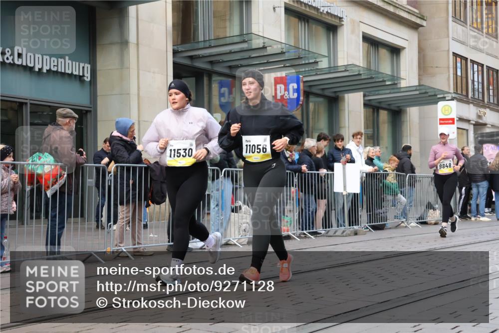 05.10.2025 - 20. swb-Marathon Bremen Strokosch-Dieckow http://msf.ph/oto/9271128 05.10.2025 11:08:55 Ziel 9493, 9632, 9649, 9798, 9815, 9848, 9892, 9945, 10214, 10295, 10315, 10522, 10784, 11037, 11056, 11218, 11379, 11437, 11530, 11674, 9493, 9632, 9649, 9798, 9815, 9848, 9892, 9945, 10214, 10295, 10315, 10522, 10784, 11037, 11056, 11218, 11379, 11437, 11530, 11674 meine-sportfotos.de