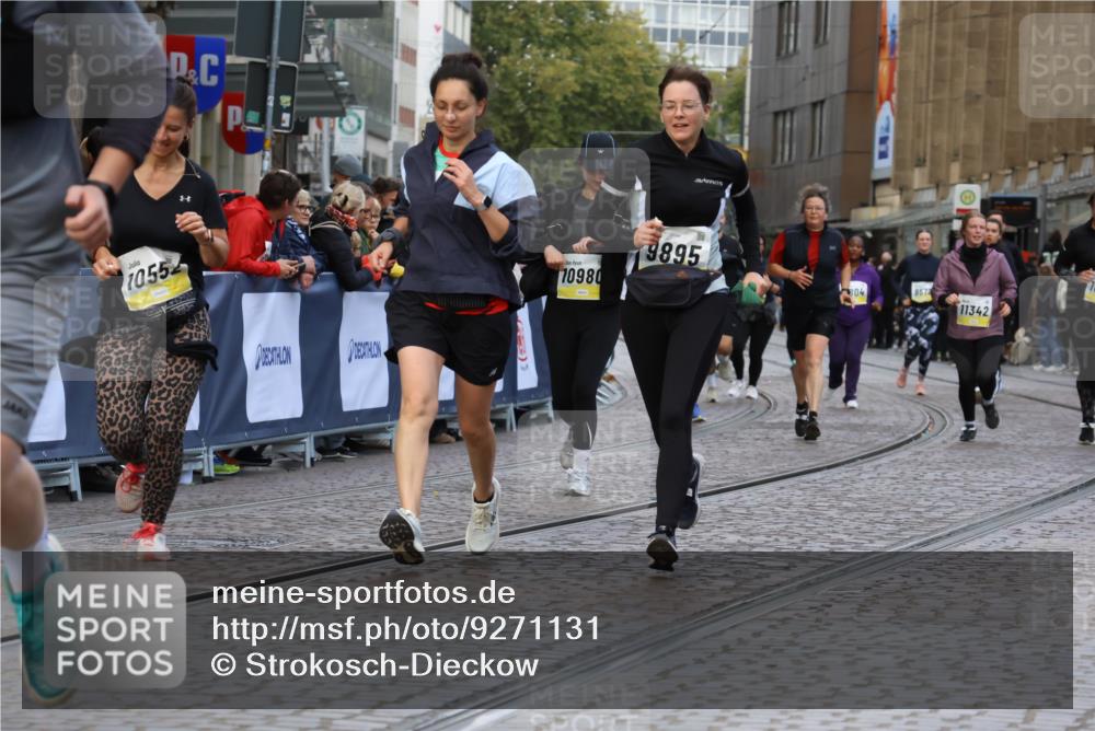 05.10.2025 - 20. swb-Marathon Bremen Strokosch-Dieckow http://msf.ph/oto/9271131 05.10.2025 11:10:26 Ziel 8225, 9895, 10288, 10440, 10441, 10442, 10552, 10980, 11388 meine-sportfotos.de
