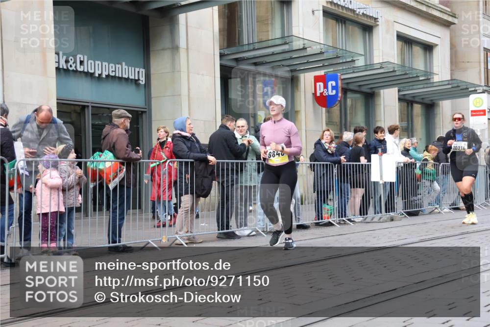 05.10.2025 - 20. swb-Marathon Bremen Strokosch-Dieckow http://msf.ph/oto/9271150 05.10.2025 11:08:58 Ziel 9002, 9493, 9632, 9649, 9798, 9815, 9848, 9892, 9945, 10074, 10214, 10295, 10315, 10522, 10784, 10865, 11037, 11056, 11218, 11379, 11437, 11530, 11674, 9002, 9493, 9632, 9649, 9798, 9815, 9848, 9892, 9945, 10074, 10214, 10295, 10315, 10522, 10784, 10865, 11037, 11056, 11218, 11379, 11437, 11530, 11674 meine-sportfotos.de