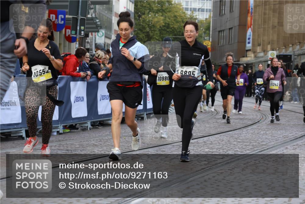 05.10.2025 - 20. swb-Marathon Bremen Strokosch-Dieckow http://msf.ph/oto/9271163 05.10.2025 11:10:26 Ziel 8225, 9895, 10288, 10440, 10441, 10442, 10552, 10980, 11388 meine-sportfotos.de