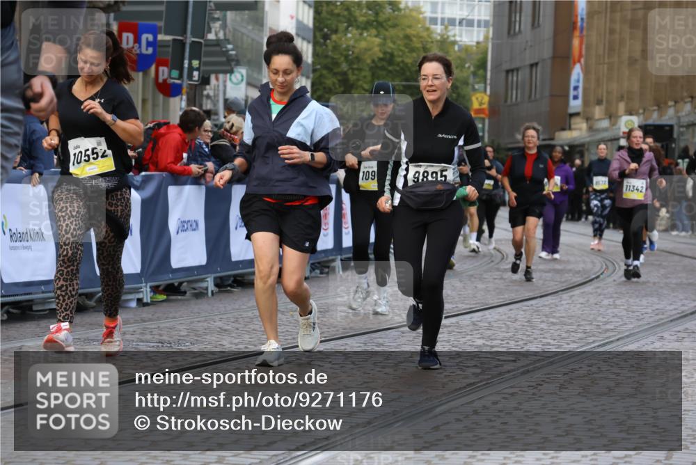 05.10.2025 - 20. swb-Marathon Bremen Strokosch-Dieckow http://msf.ph/oto/9271176 05.10.2025 11:10:26 Ziel 8225, 9895, 10288, 10440, 10441, 10442, 10552, 10980, 11388 meine-sportfotos.de