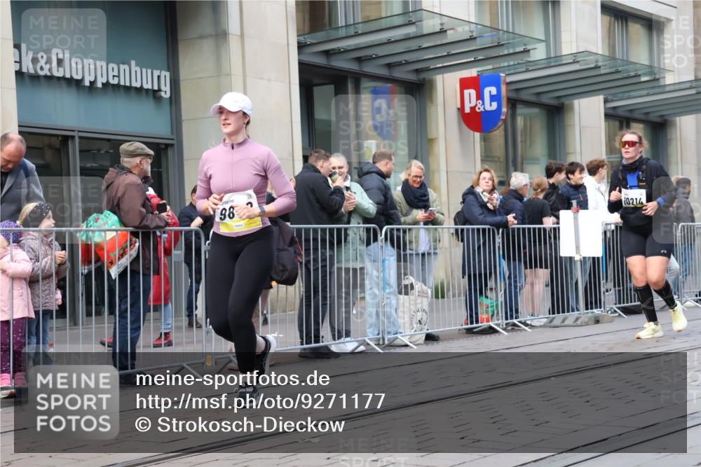 05.10.2025 - 20. swb-Marathon Bremen Strokosch-Dieckow http://msf.ph/oto/9271177 05.10.2025 11:08:58 Ziel 9002, 9493, 9632, 9649, 9798, 9815, 9848, 9892, 9945, 10074, 10214, 10295, 10315, 10522, 10784, 10865, 11037, 11056, 11218, 11379, 11437, 11530, 11674, 9002, 9493, 9632, 9649, 9798, 9815, 9848, 9892, 9945, 10074, 10214, 10295, 10315, 10522, 10784, 10865, 11037, 11056, 11218, 11379, 11437, 11530, 11674 meine-sportfotos.de