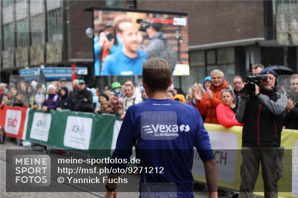 05.10.2025 - 20. swb-Marathon Bremen Yannick Fuchs http://msf.ph/oto/9271212 05.10.2025 12:15:49 Ziel 12 meine-sportfotos.de
