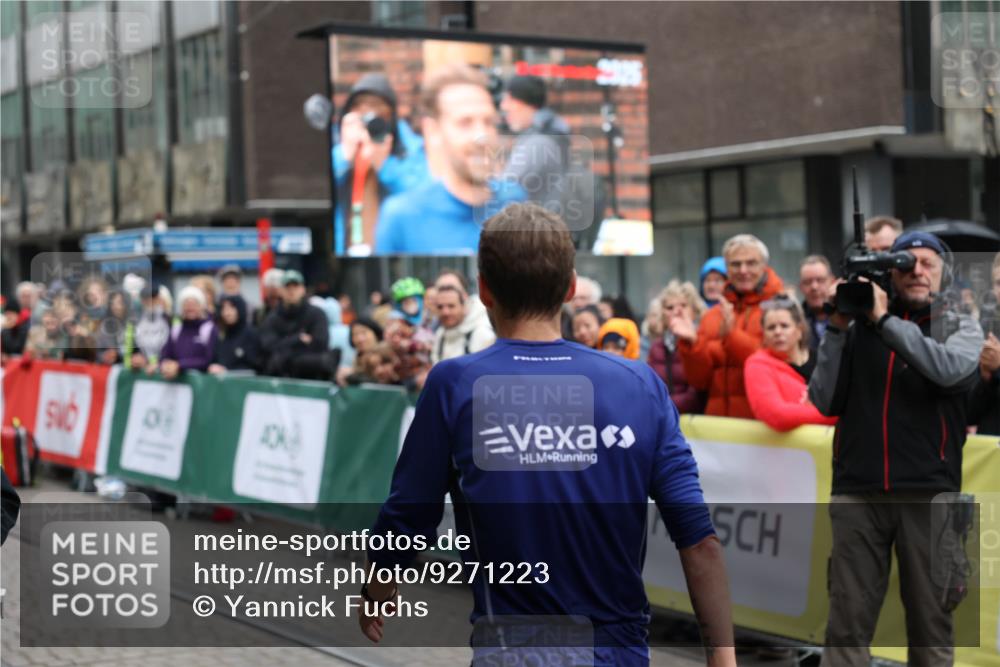 05.10.2025 - 20. swb-Marathon Bremen Yannick Fuchs http://msf.ph/oto/9271223 05.10.2025 12:15:49 Ziel 12 meine-sportfotos.de