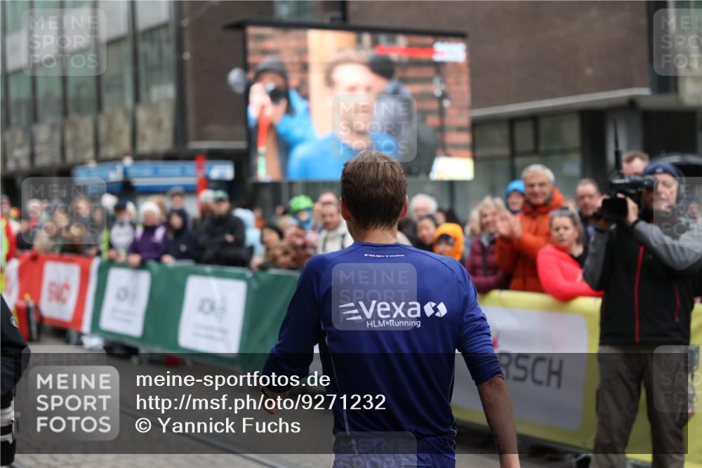 05.10.2025 - 20. swb-Marathon Bremen Yannick Fuchs http://msf.ph/oto/9271232 05.10.2025 12:15:49 Ziel 12 meine-sportfotos.de