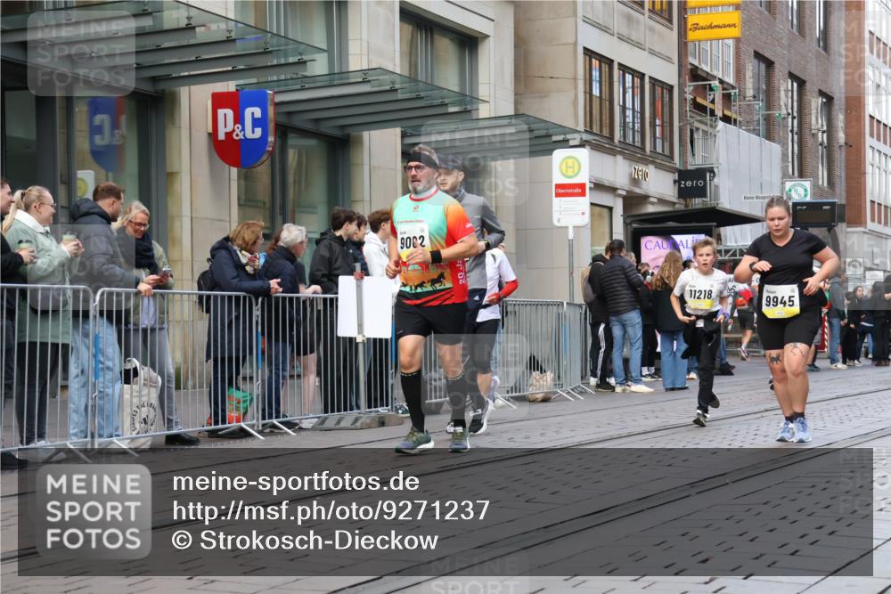 05.10.2025 - 20. swb-Marathon Bremen Strokosch-Dieckow http://msf.ph/oto/9271237 05.10.2025 11:09:02 Ziel 9002, 9185, 9493, 9649, 9798, 9815, 9848, 9892, 9945, 10074, 10214, 10295, 10315, 10419, 10522, 10784, 10865, 11037, 11056, 11218, 11379, 11437, 11447, 11526, 11530, 11614, 11674, 9002, 9185, 9493, 9649, 9798, 9815, 9848, 9892, 9945, 10074, 10214, 10295, 10315, 10419, 10522, 10784, 10865, 11037, 11056, 11218, 11379, 11437, 11447, 11526, 11530, 11614, 11674 meine-sportfotos.de