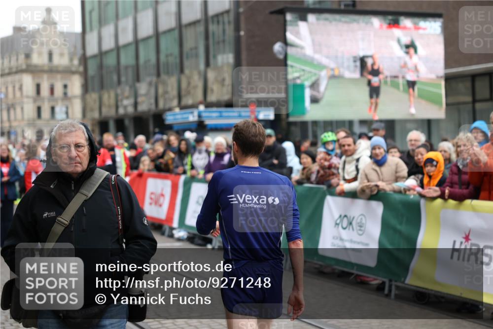 05.10.2025 - 20. swb-Marathon Bremen Yannick Fuchs http://msf.ph/oto/9271248 05.10.2025 12:15:50 Ziel 12 meine-sportfotos.de