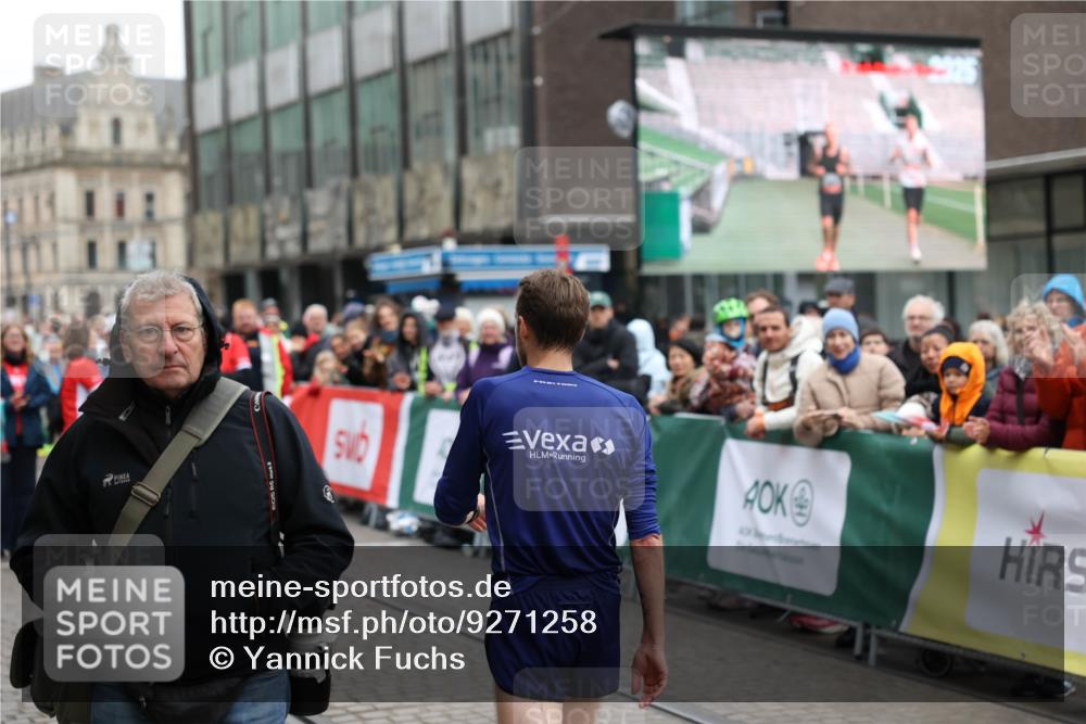 05.10.2025 - 20. swb-Marathon Bremen Yannick Fuchs http://msf.ph/oto/9271258 05.10.2025 12:15:50 Ziel 12 meine-sportfotos.de