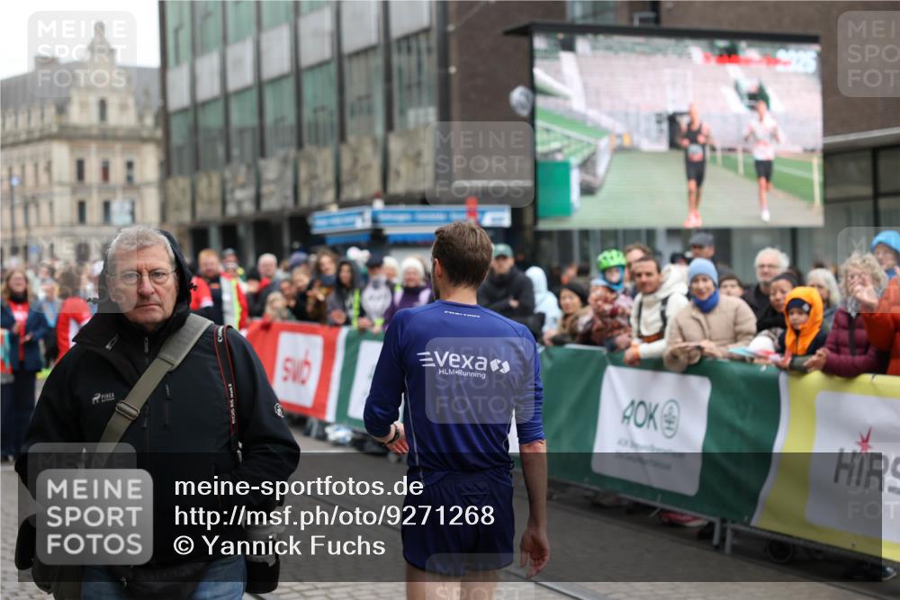05.10.2025 - 20. swb-Marathon Bremen Yannick Fuchs http://msf.ph/oto/9271268 05.10.2025 12:15:50 Ziel 12 meine-sportfotos.de
