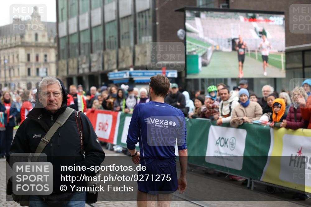 05.10.2025 - 20. swb-Marathon Bremen Yannick Fuchs http://msf.ph/oto/9271275 05.10.2025 12:15:50 Ziel 12 meine-sportfotos.de