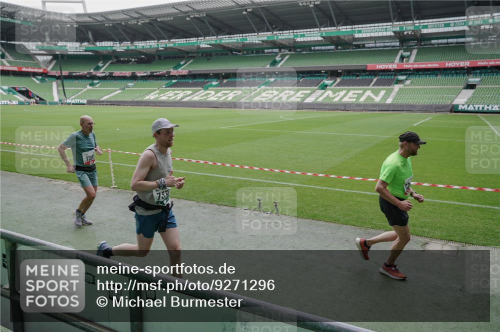 05.10.2025 - 20. swb-Marathon Bremen Michael Burmester http://msf.ph/oto/9271296 05.10.2025 12:43:59 Laufen im Stadion 288, 329, 548, 577, 706, 1196, 1992, 2092, 2249, 2967, 3435, 3580, 4369, 4422, 4631, 4867, 5014, 5287, 5495, 5815, 5908, 5988, 6224, 6385, 6912, 7373, 7816, 7834, 7949, 8030, 8275, 8593, 9095, 628, 662, 1641, 1652, 1745, 2062, 4664, 5231, 6423, 7269, 7498, 7668, 8053 meine-sportfotos.de