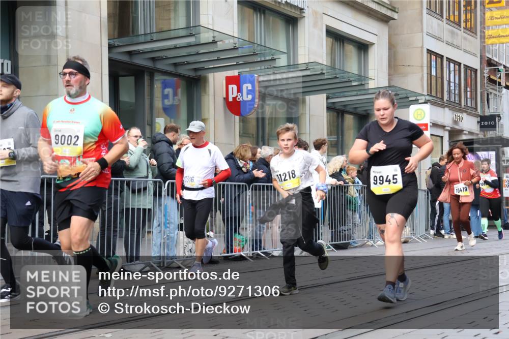 05.10.2025 - 20. swb-Marathon Bremen Strokosch-Dieckow http://msf.ph/oto/9271306 05.10.2025 11:09:04 Ziel 9002, 9185, 9493, 9649, 9815, 9848, 9892, 9945, 10074, 10214, 10295, 10417, 10419, 10522, 10784, 10865, 10943, 11037, 11056, 11218, 11437, 11447, 11526, 11530, 11614, 11674, 9002, 9185, 9493, 9649, 9815, 9848, 9892, 9945, 10074, 10214, 10295, 10417, 10419, 10522, 10784, 10865, 10943, 11037, 11056, 11218, 11437, 11447, 11526, 11530, 11614, 11674 meine-sportfotos.de