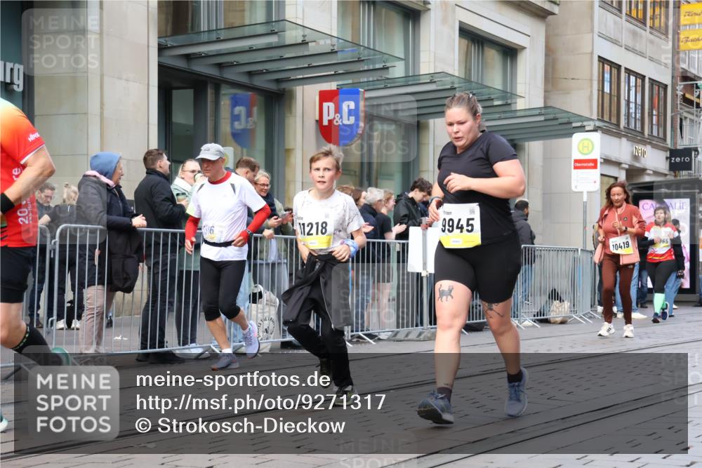 05.10.2025 - 20. swb-Marathon Bremen Strokosch-Dieckow http://msf.ph/oto/9271317 05.10.2025 11:09:04 Ziel 9002, 9185, 9493, 9649, 9815, 9848, 9892, 9945, 10074, 10214, 10295, 10417, 10419, 10522, 10784, 10865, 10943, 11037, 11056, 11218, 11437, 11447, 11526, 11530, 11614, 11674, 9002, 9185, 9493, 9649, 9815, 9848, 9892, 9945, 10074, 10214, 10295, 10417, 10419, 10522, 10784, 10865, 10943, 11037, 11056, 11218, 11437, 11447, 11526, 11530, 11614, 11674 meine-sportfotos.de