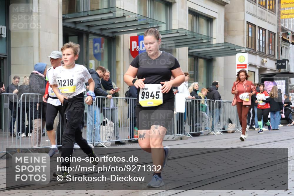 05.10.2025 - 20. swb-Marathon Bremen Strokosch-Dieckow http://msf.ph/oto/9271332 05.10.2025 11:09:05 Ziel 9002, 9185, 9493, 9649, 9848, 9892, 9945, 10074, 10214, 10295, 10417, 10419, 10522, 10865, 10943, 11037, 11056, 11218, 11447, 11526, 11530, 11614, 11674, 9002, 9185, 9493, 9649, 9848, 9892, 9945, 10074, 10214, 10295, 10417, 10419, 10522, 10865, 10943, 11037, 11056, 11218, 11447, 11526, 11530, 11614, 11674 meine-sportfotos.de