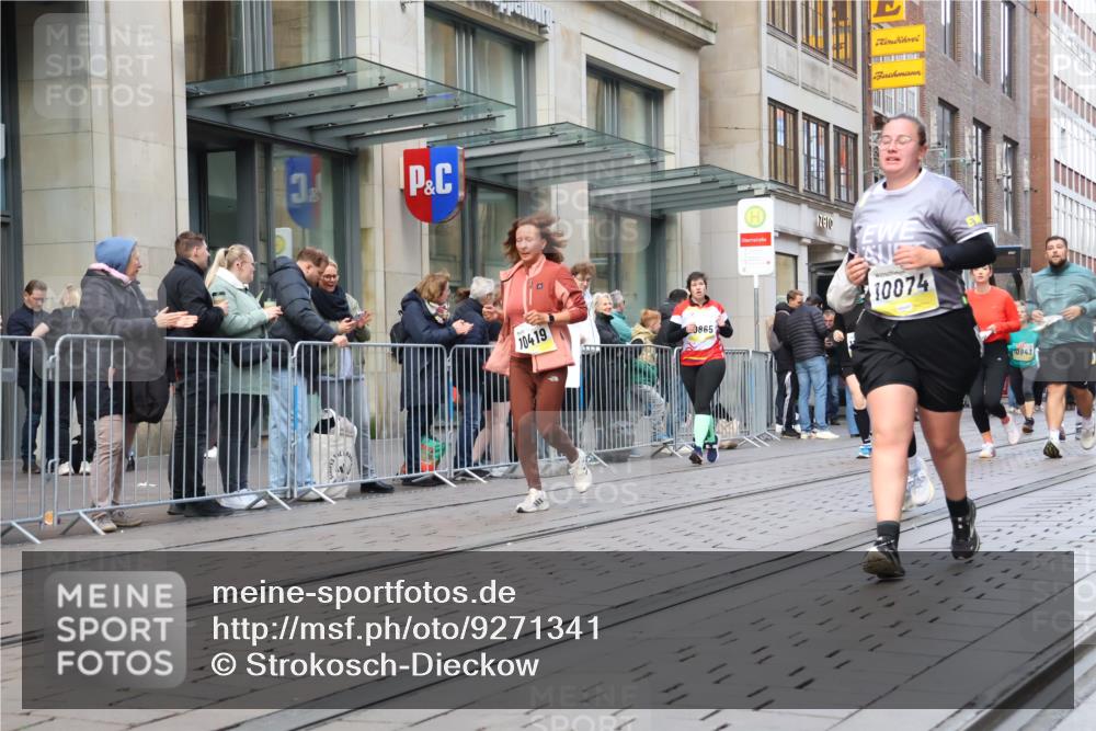 05.10.2025 - 20. swb-Marathon Bremen Strokosch-Dieckow http://msf.ph/oto/9271341 05.10.2025 11:09:06 Ziel 9002, 9185, 9493, 9649, 9848, 9892, 9945, 10074, 10214, 10295, 10417, 10419, 10522, 10865, 10943, 11037, 11056, 11218, 11447, 11526, 11530, 11614, 11674, 9002, 9185, 9493, 9649, 9848, 9892, 9945, 10074, 10214, 10295, 10417, 10419, 10522, 10865, 10943, 11037, 11056, 11218, 11447, 11526, 11530, 11614, 11674 meine-sportfotos.de