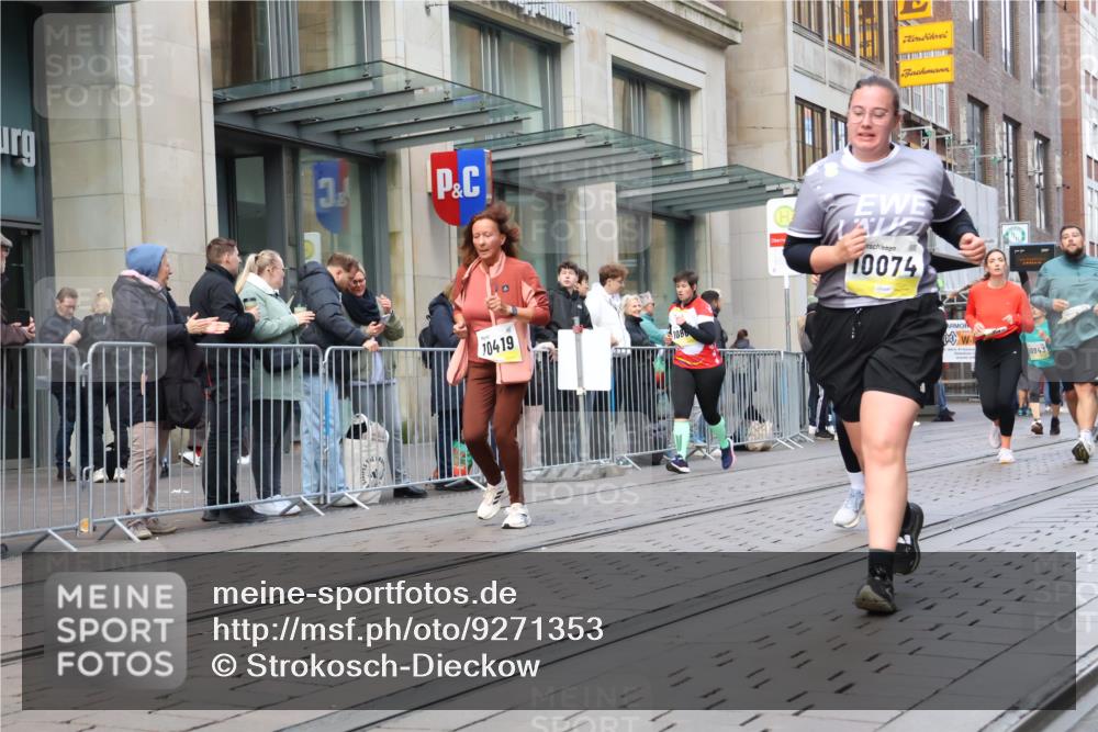 05.10.2025 - 20. swb-Marathon Bremen Strokosch-Dieckow http://msf.ph/oto/9271353 05.10.2025 11:09:07 Ziel 9002, 9185, 9493, 9649, 9848, 9892, 9945, 10074, 10214, 10295, 10417, 10419, 10522, 10865, 10943, 11037, 11056, 11218, 11447, 11526, 11530, 11614, 11664, 11674, 9002, 9185, 9493, 9649, 9848, 9892, 9945, 10074, 10214, 10295, 10417, 10419, 10522, 10865, 10943, 11037, 11056, 11218, 11447, 11526, 11530, 11614, 11664, 11674 meine-sportfotos.de