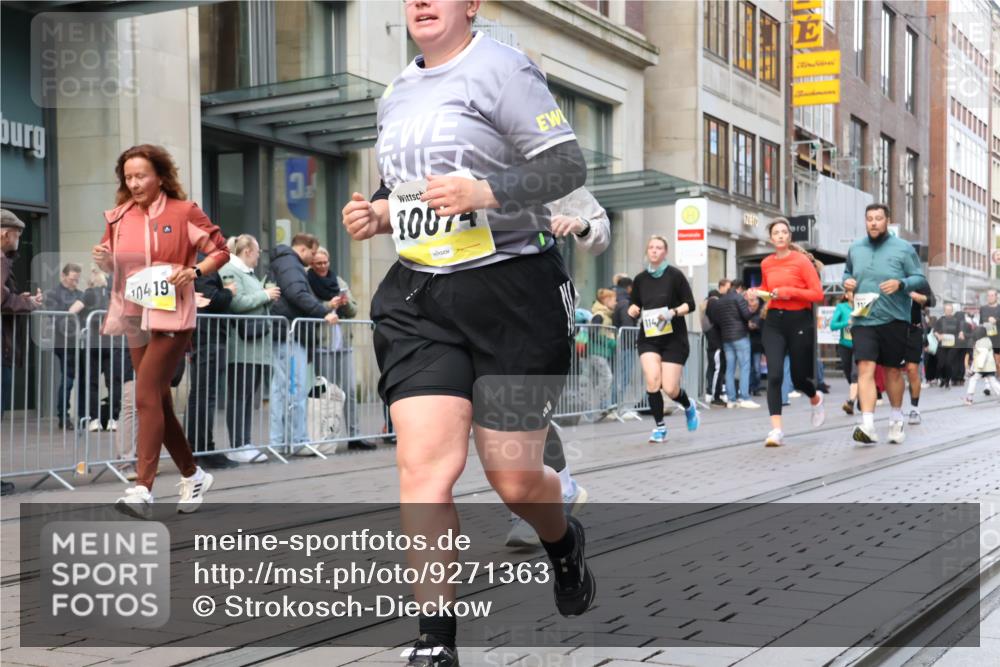 05.10.2025 - 20. swb-Marathon Bremen Strokosch-Dieckow http://msf.ph/oto/9271363 05.10.2025 11:09:08 Ziel 9002, 9185, 9493, 9649, 9848, 9892, 9945, 10074, 10214, 10245, 10295, 10417, 10419, 10522, 10865, 10943, 11037, 11056, 11218, 11407, 11447, 11526, 11530, 11614, 11664, 9002, 9185, 9493, 9649, 9848, 9892, 9945, 10074, 10214, 10245, 10295, 10417, 10419, 10522, 10865, 10943, 11037, 11056, 11218, 11447, 11526, 11530, 11614, 11664 meine-sportfotos.de