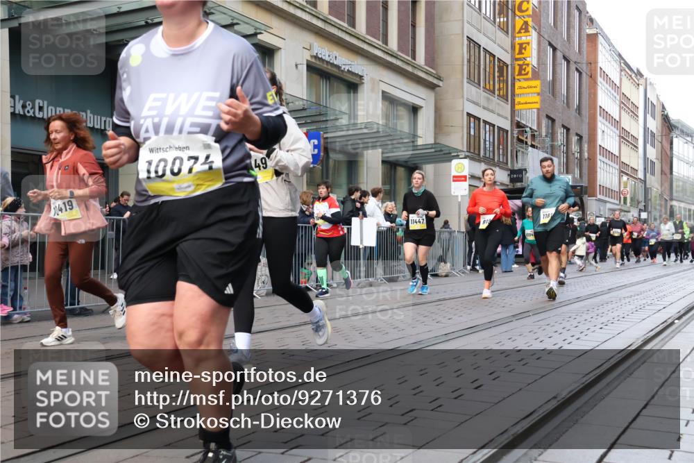 05.10.2025 - 20. swb-Marathon Bremen Strokosch-Dieckow http://msf.ph/oto/9271376 05.10.2025 11:09:08 Ziel 9002, 9185, 9493, 9649, 9848, 9892, 9945, 10074, 10214, 10245, 10295, 10417, 10419, 10522, 10865, 10943, 11037, 11056, 11218, 11407, 11447, 11526, 11530, 11614, 11664, 9002, 9185, 9493, 9649, 9848, 9892, 9945, 10074, 10214, 10245, 10295, 10417, 10419, 10522, 10865, 10943, 11037, 11056, 11218, 11447, 11526, 11530, 11614, 11664 meine-sportfotos.de