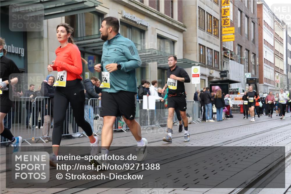 05.10.2025 - 20. swb-Marathon Bremen Strokosch-Dieckow http://msf.ph/oto/9271388 05.10.2025 11:09:11 Ziel 9002, 9185, 9493, 9538, 9649, 9731, 9732, 9848, 9887, 9892, 9945, 10074, 10214, 10245, 10295, 10316, 10417, 10419, 10672, 10865, 10881, 10886, 10943, 11037, 11218, 11407, 11447, 11526, 11614, 11654, 11664, 9002, 9185, 9493, 9538, 9649, 9731, 9732, 9848, 9887, 9892, 9945, 10074, 10214, 10245, 10295, 10316, 10417, 10419, 10672, 10865, 10881, 10886, 10943, 11037, 11218, 11447, 11526, 11614, 11664 meine-sportfotos.de