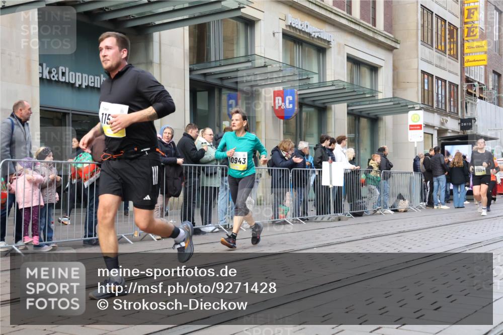 05.10.2025 - 20. swb-Marathon Bremen Strokosch-Dieckow http://msf.ph/oto/9271428 05.10.2025 11:09:13 Ziel 9001, 9002, 9185, 9493, 9538, 9649, 9731, 9732, 9848, 9887, 9892, 9945, 10074, 10214, 10245, 10316, 10412, 10417, 10419, 10672, 10865, 10881, 10886, 10943, 11037, 11218, 11407, 11447, 11526, 11614, 11654, 11655, 11664, 9001, 9002, 9185, 9493, 9538, 9649, 9731, 9732, 9848, 9887, 9892, 9945, 10074, 10214, 10245, 10316, 10412, 10417, 10419, 10672, 10865, 10881, 10886, 10943, 11037, 11218, 11447, 11526, 11614, 11664 meine-sportfotos.de